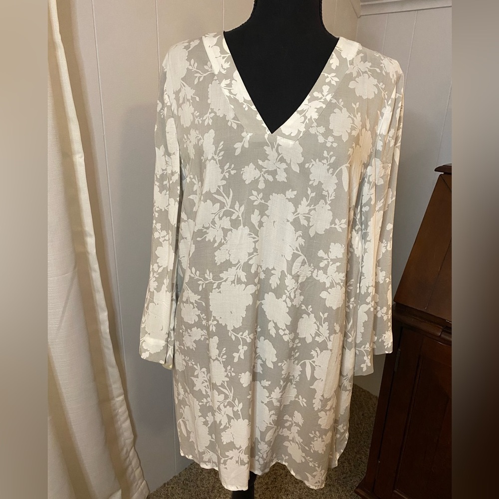 J. Jill 3/4 sleeve floral print lightweight V-neck tunic